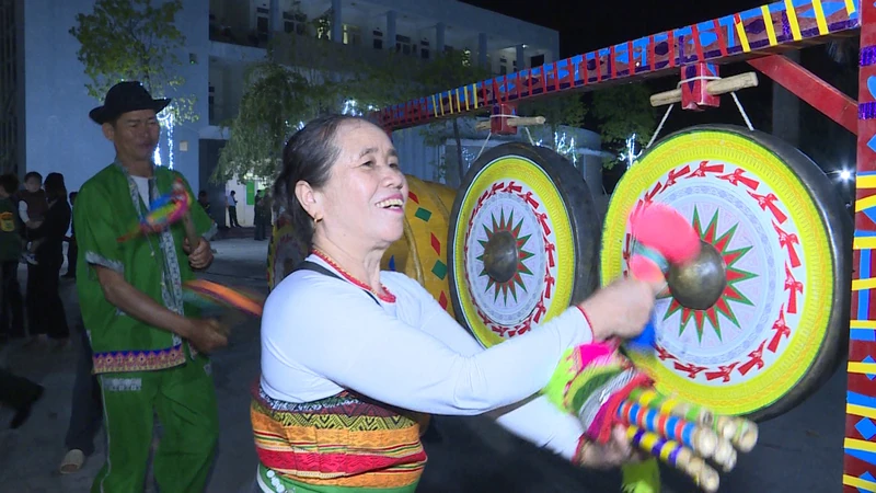 Lần đầu tiên người dân xã vùng cao Mường Lát được trực tiếp xem pháo hoa