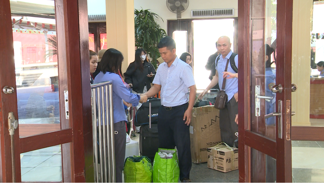 Bến xe, ga tàu ngày cuối năm