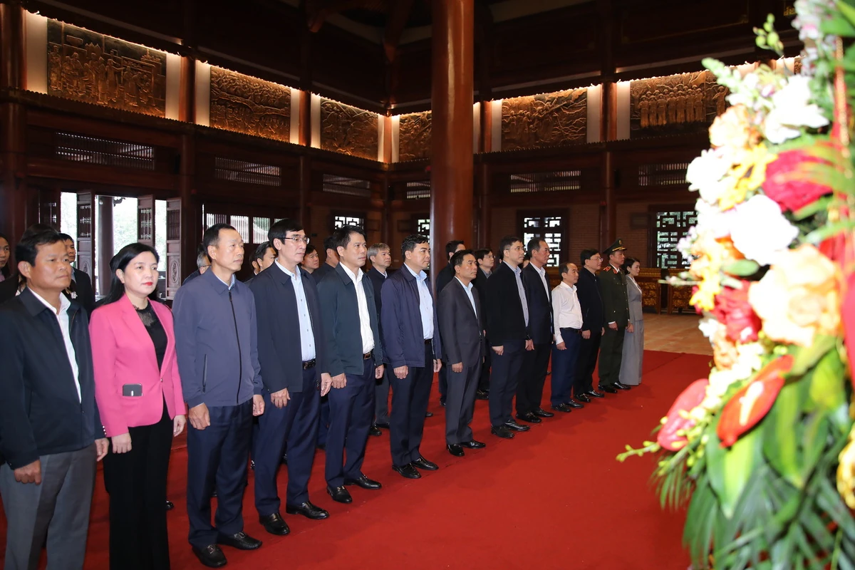 Các đồng chí lãnh đạo tỉnh dự Lễ phát động “Tết trồng cây đời đời nhớ ơn Bác Hồ” xuân Bính Ngọ