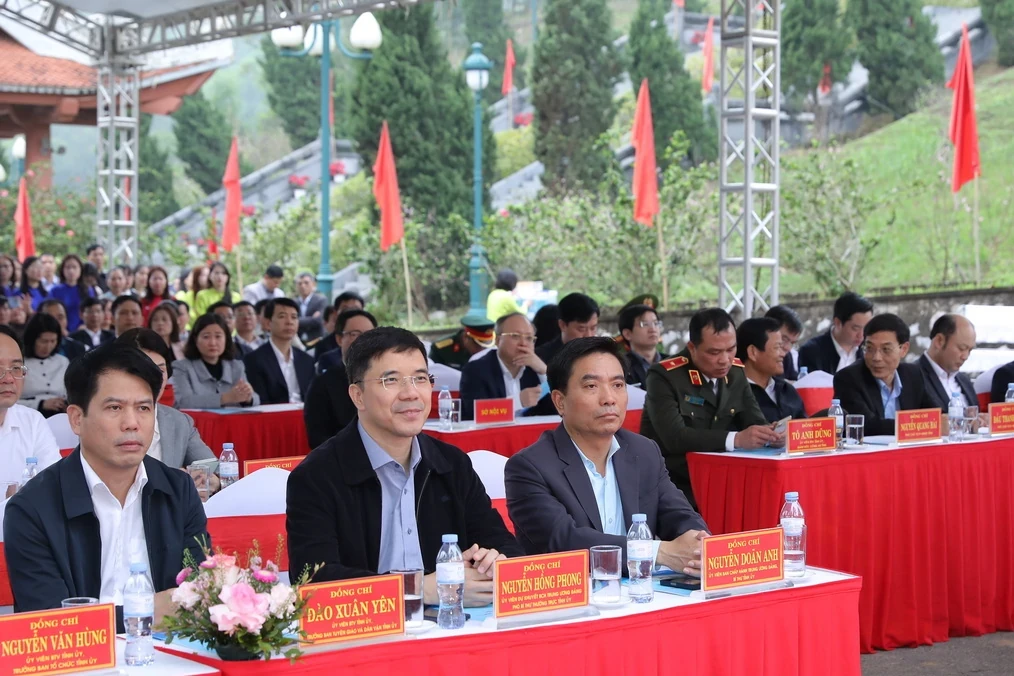 Các đồng chí lãnh đạo tỉnh dự Lễ phát động “Tết trồng cây đời đời nhớ ơn Bác Hồ” xuân Bính Ngọ