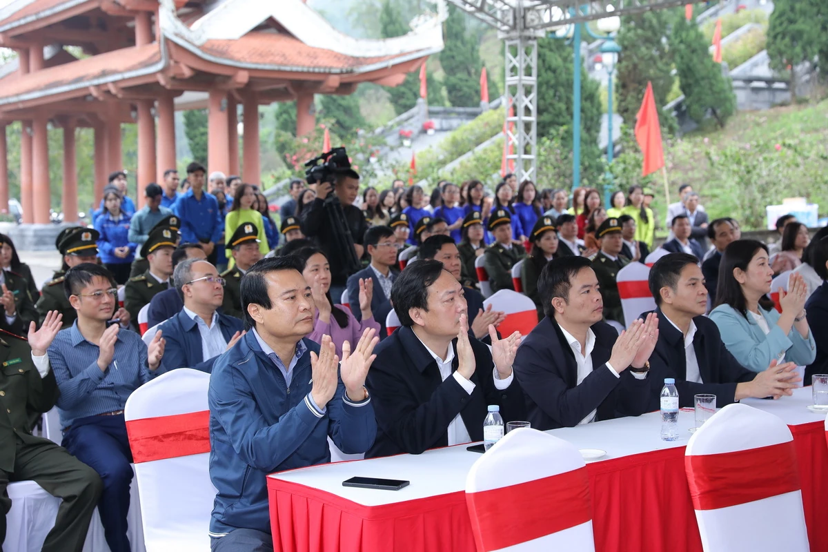 Các đồng chí lãnh đạo tỉnh dự Lễ phát động “Tết trồng cây đời đời nhớ ơn Bác Hồ” xuân Bính Ngọ