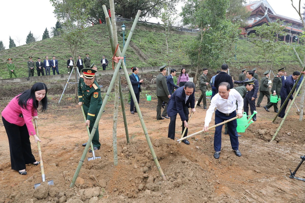 Các đồng chí lãnh đạo tỉnh dự Lễ phát động “Tết trồng cây đời đời nhớ ơn Bác Hồ” xuân Bính Ngọ