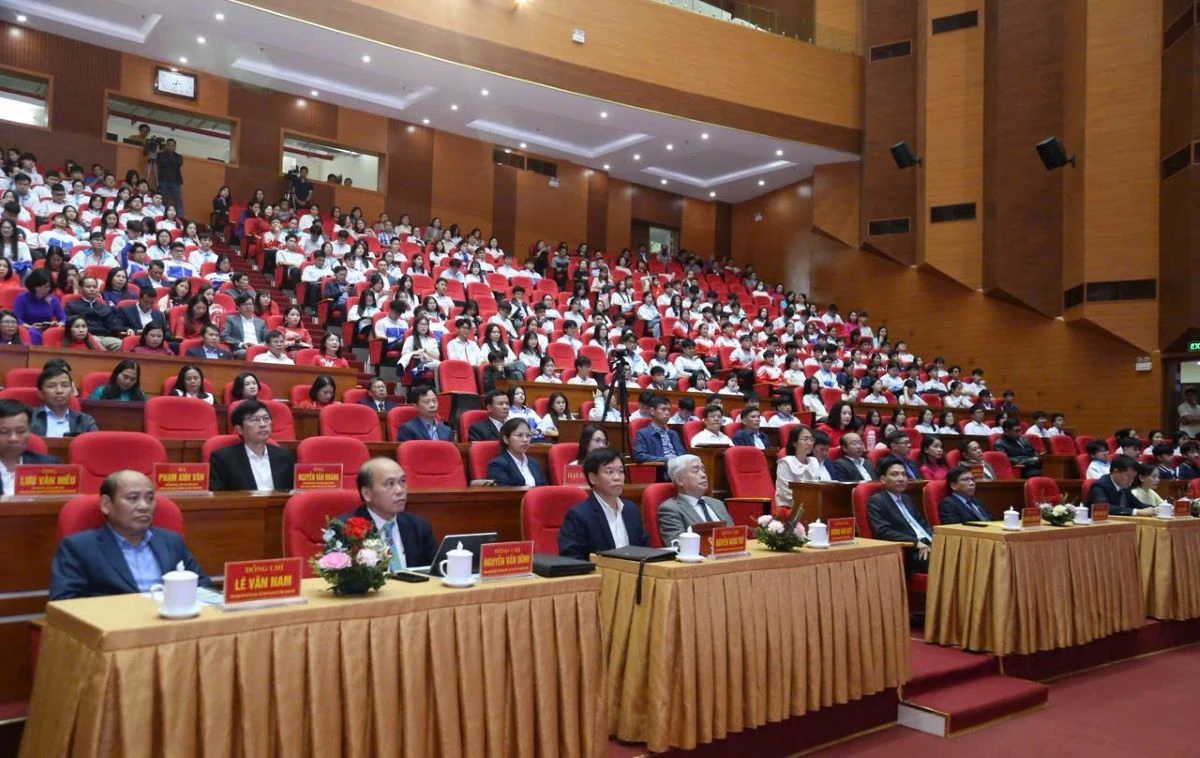 Phường Hạc Thành tuyên dương học sinh và giáo viên đạt thành tích cao trong các kỳ thi học sinh giỏi