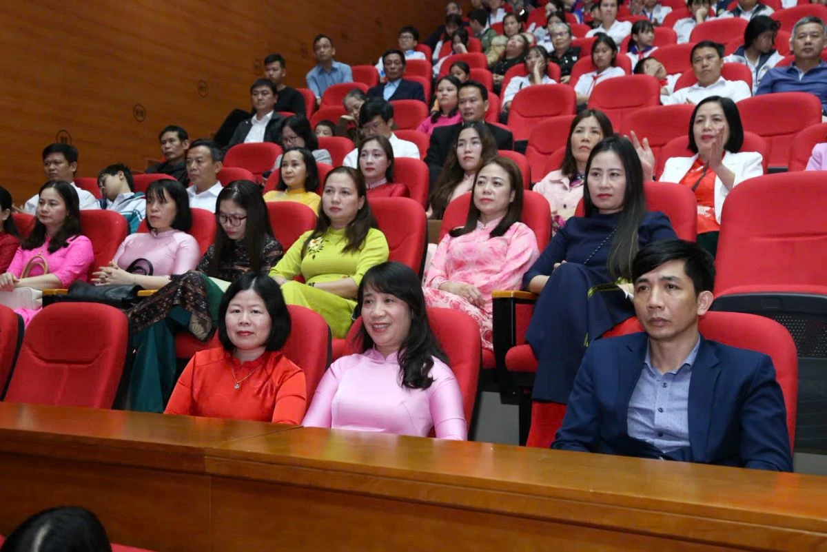 Phường Hạc Thành tuyên dương học sinh và giáo viên đạt thành tích cao trong các kỳ thi học sinh giỏi