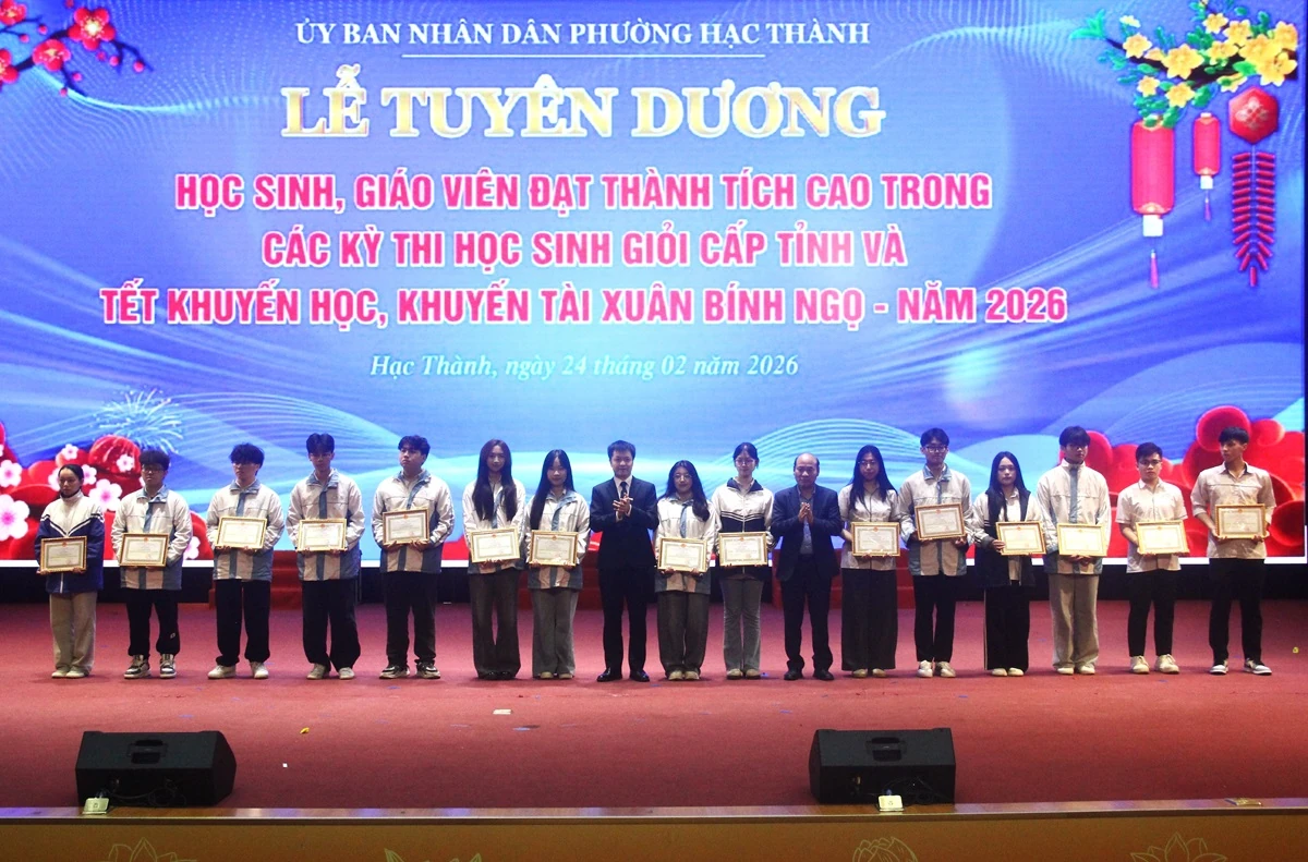 Phường Hạc Thành tuyên dương học sinh và giáo viên đạt thành tích cao trong các kỳ thi học sinh giỏi