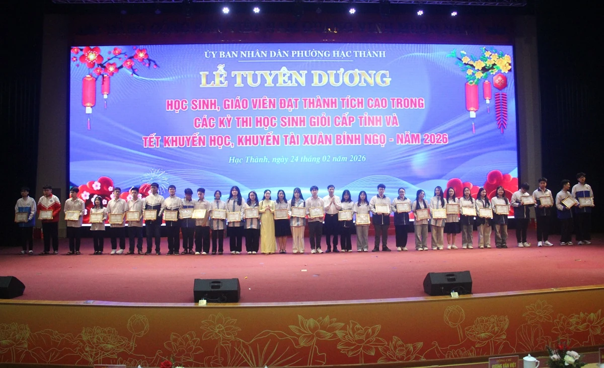 Phường Hạc Thành tuyên dương học sinh và giáo viên đạt thành tích cao trong các kỳ thi học sinh giỏi