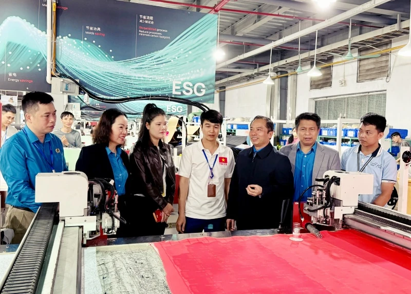 Thăm, động viên và lì xì cho công nhân lao động dịp đầu năm mới