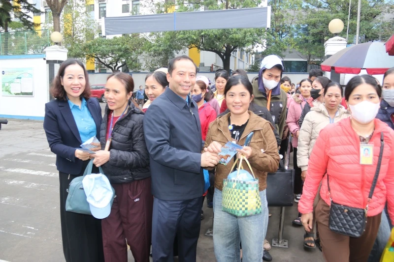 Thăm, động viên và lì xì cho công nhân lao động dịp đầu năm mới