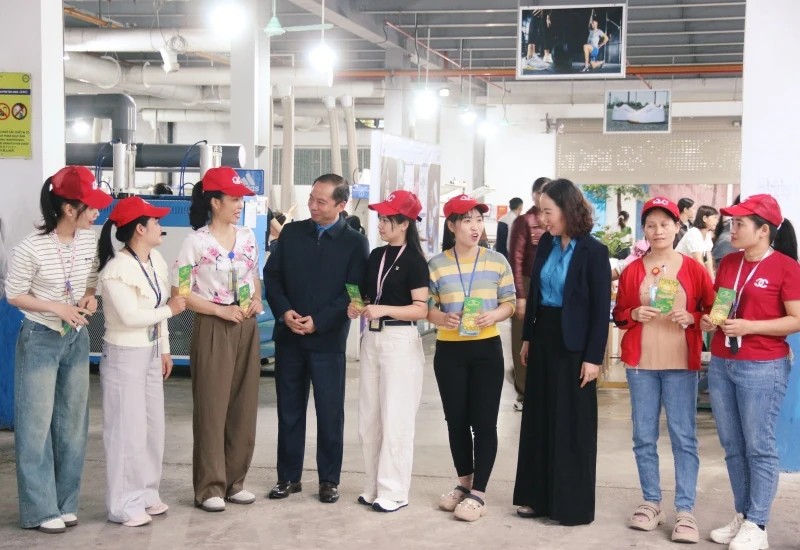 Thăm, động viên và lì xì cho công nhân lao động dịp đầu năm mới