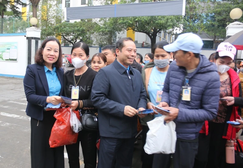 Thăm, động viên và lì xì cho công nhân lao động dịp đầu năm mới