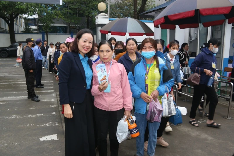 Thăm, động viên và lì xì cho công nhân lao động dịp đầu năm mới