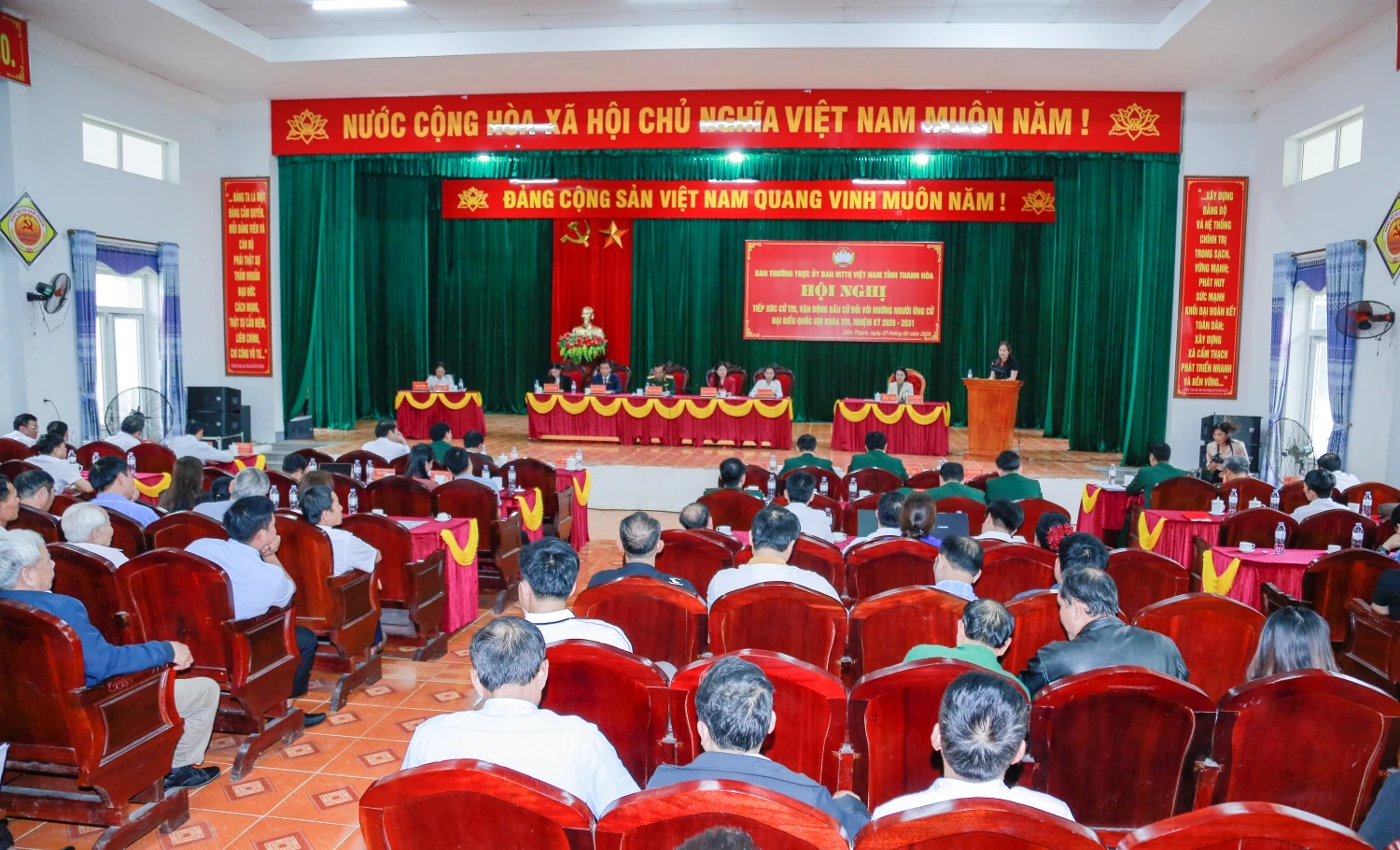 Ứng cử viên ĐBQH khóa XVI tiếp xúc cử tri các xã Cẩm Thủy, Cẩm Thạch