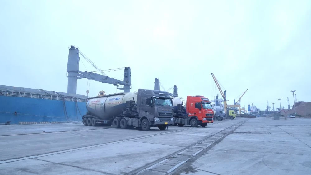 Nhộn nhịp trên cầu cảng