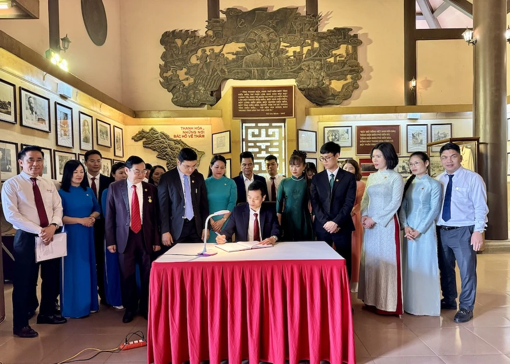 Tổng Công ty CP Hợp Lực dâng hương Chủ tịch Hồ Chí Minh và các giáo viên, học sinh hy sinh trên công trường đắp đê sông Mã