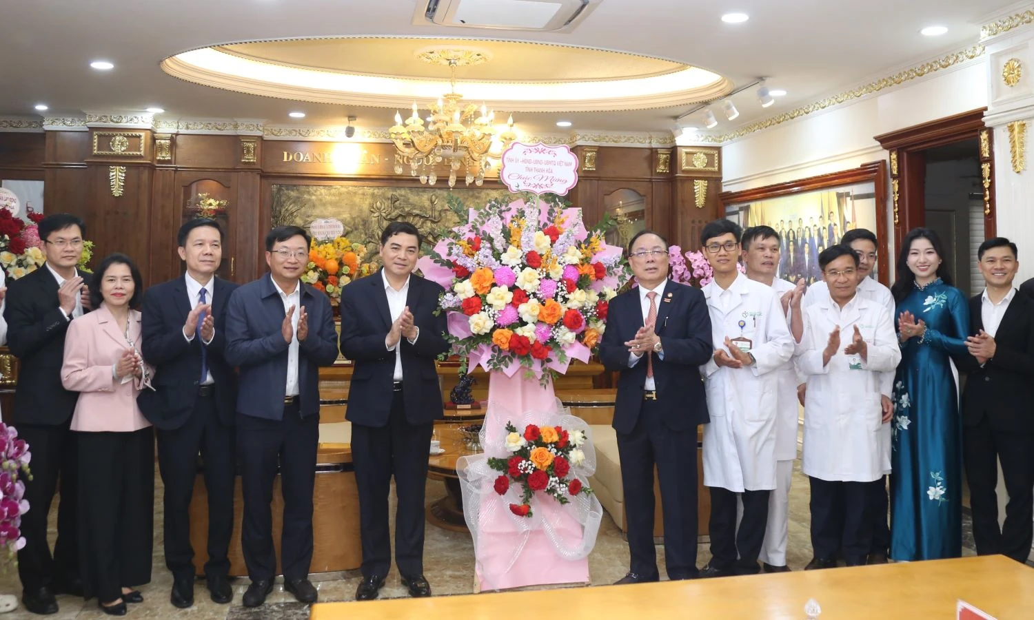 Nêu cao tinh thần đoàn kết, phát huy y đức, hết lòng vì người bệnh