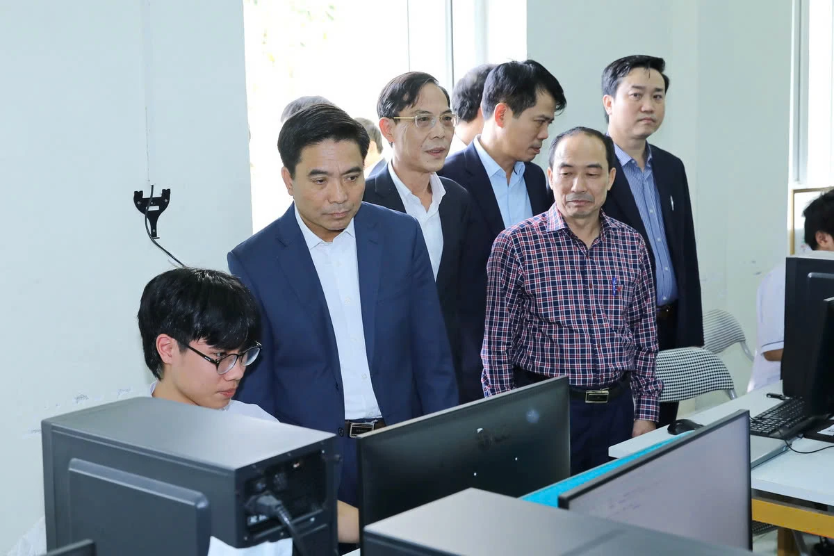 Bí thư Tỉnh ủy Nguyễn Doãn Anh thăm, làm việc tại Trường THPT chuyên Lam Sơn