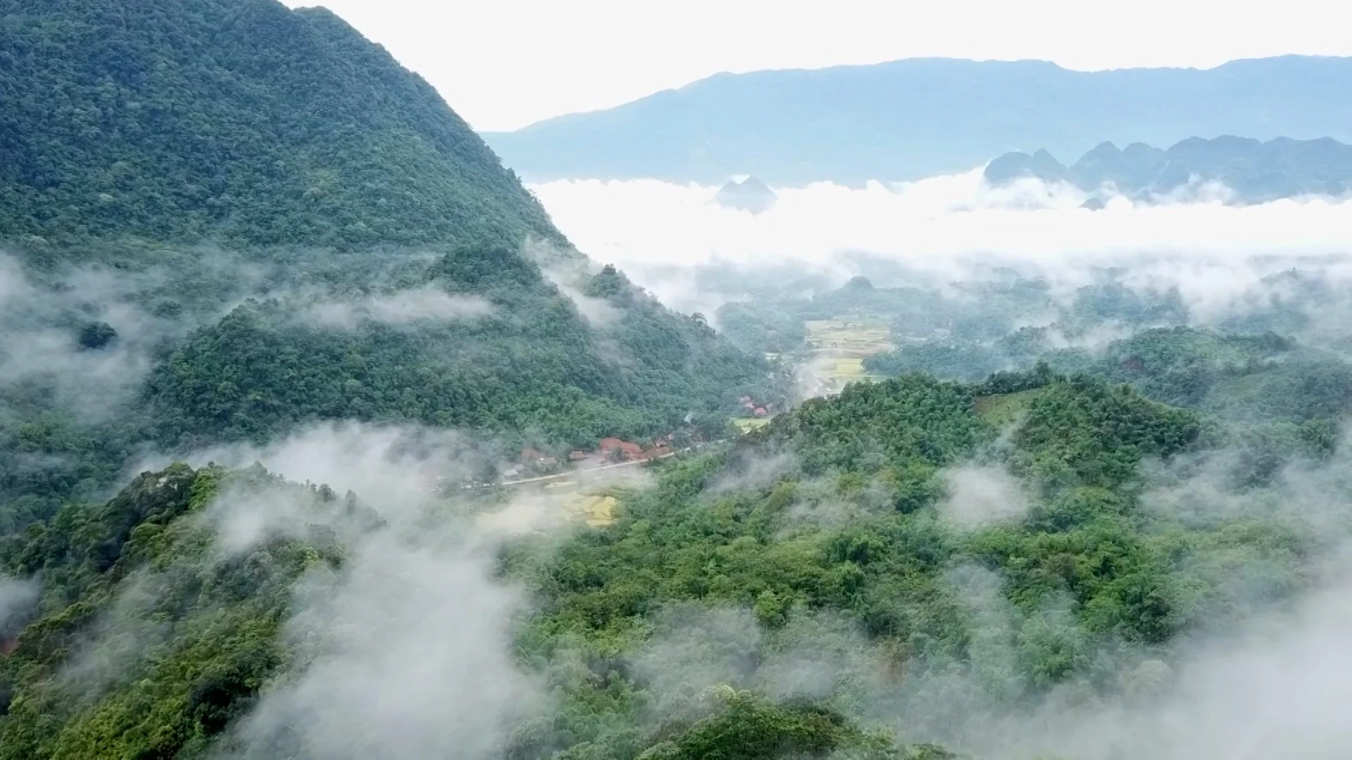 [E-Magazine] Dân vận khéo - “nhịp cầu” gắn kết lòng dân (Bài 1): Những bước chân vượt núi