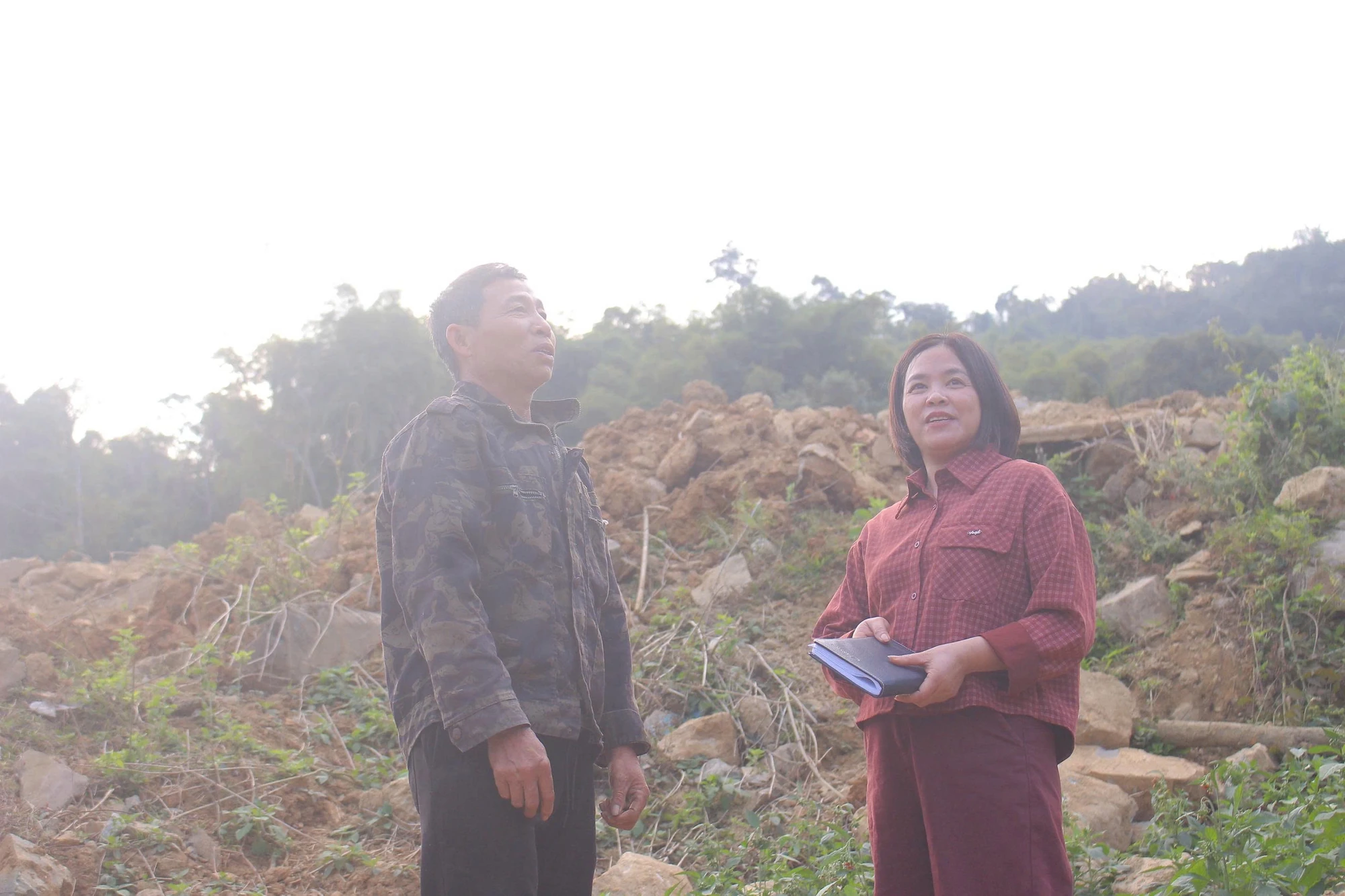 [E-Magazine] Dân vận khéo - “nhịp cầu” gắn kết lòng dân (Bài 1): Những bước chân vượt núi