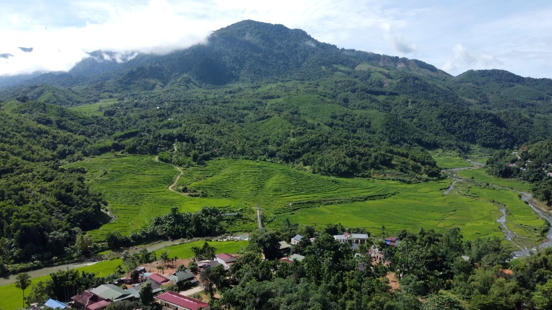 [E-Magazine] Dân vận khéo - “nhịp cầu” gắn kết lòng dân (Bài 1): Những bước chân vượt núi