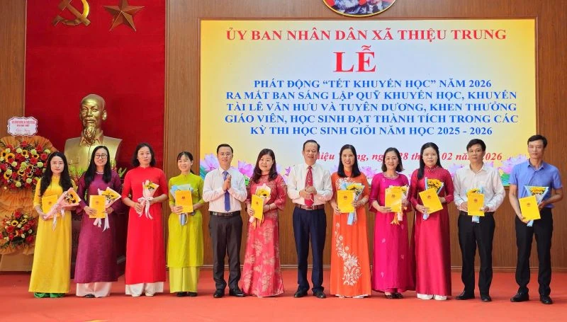 Tuyên dương, khen thưởng giáo viên, học sinh đạt thành tích trong các kỳ thi