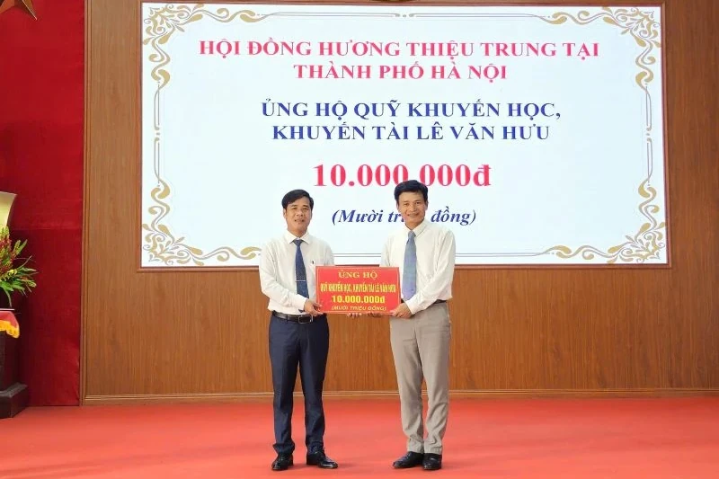 Tuyên dương, khen thưởng giáo viên, học sinh đạt thành tích trong các kỳ thi