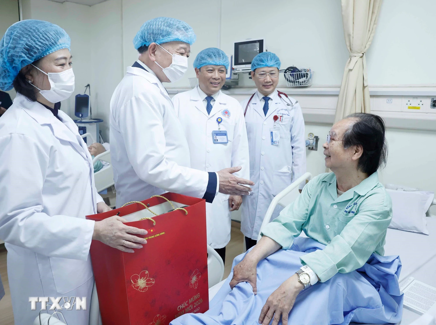 Tổng Bí thư: Thầy thuốc là điểm tựa của người bệnh trong thời khắc khó khăn nhất