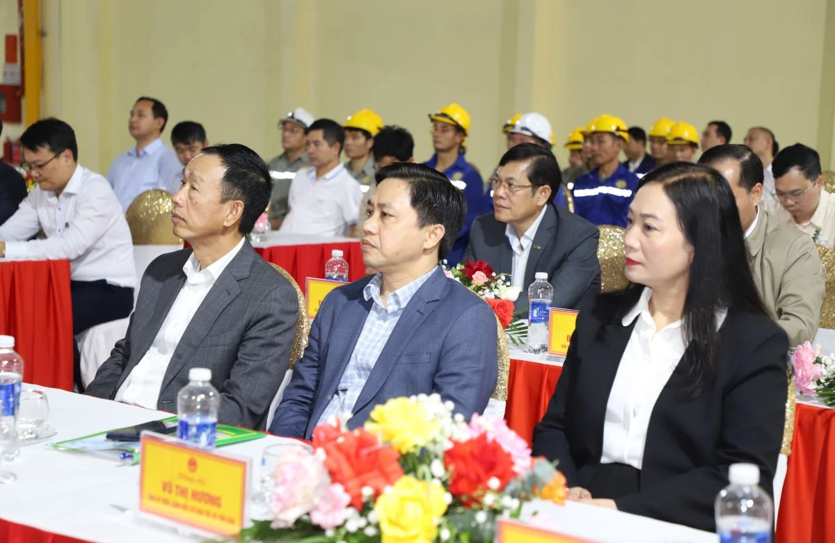 Phó Bí thư Thường trực Tỉnh ủy Nguyễn Hồng Phong dự lễ ra quân sản xuất đầu năm và làm việc tại xã Tân Thành