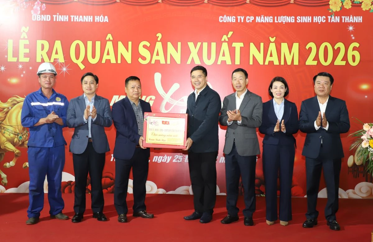 Phó Bí thư Thường trực Tỉnh ủy Nguyễn Hồng Phong dự lễ ra quân sản xuất đầu năm và làm việc tại xã Tân Thành