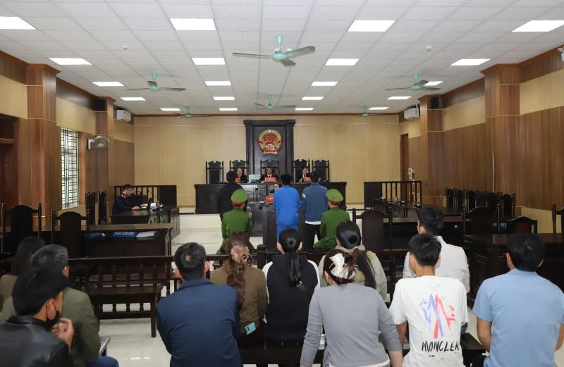 Mua bán, tàng trữ pháo hoa nổ dịp Tết Bính Ngọ, 3 bị cáo hầu tòa