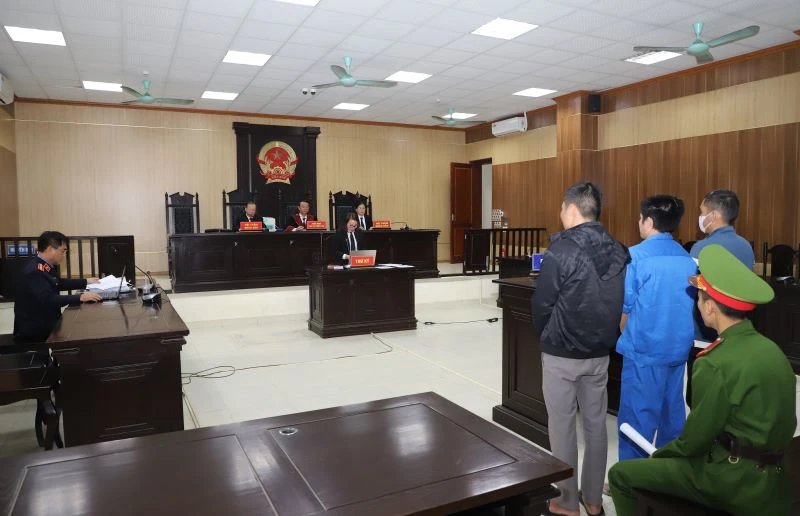 Mua bán, tàng trữ pháo hoa nổ dịp Tết Bính Ngọ, 3 bị cáo hầu tòa