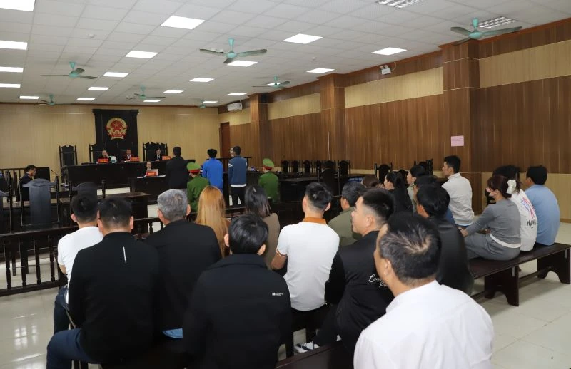 Mua bán, tàng trữ pháo hoa nổ dịp Tết Bính Ngọ, 3 bị cáo hầu tòa