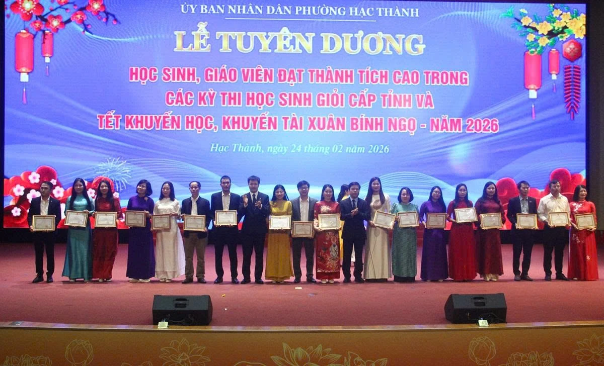 Phường Hạc Thành tuyên dương học sinh và giáo viên đạt thành tích cao trong các kỳ thi học sinh giỏi