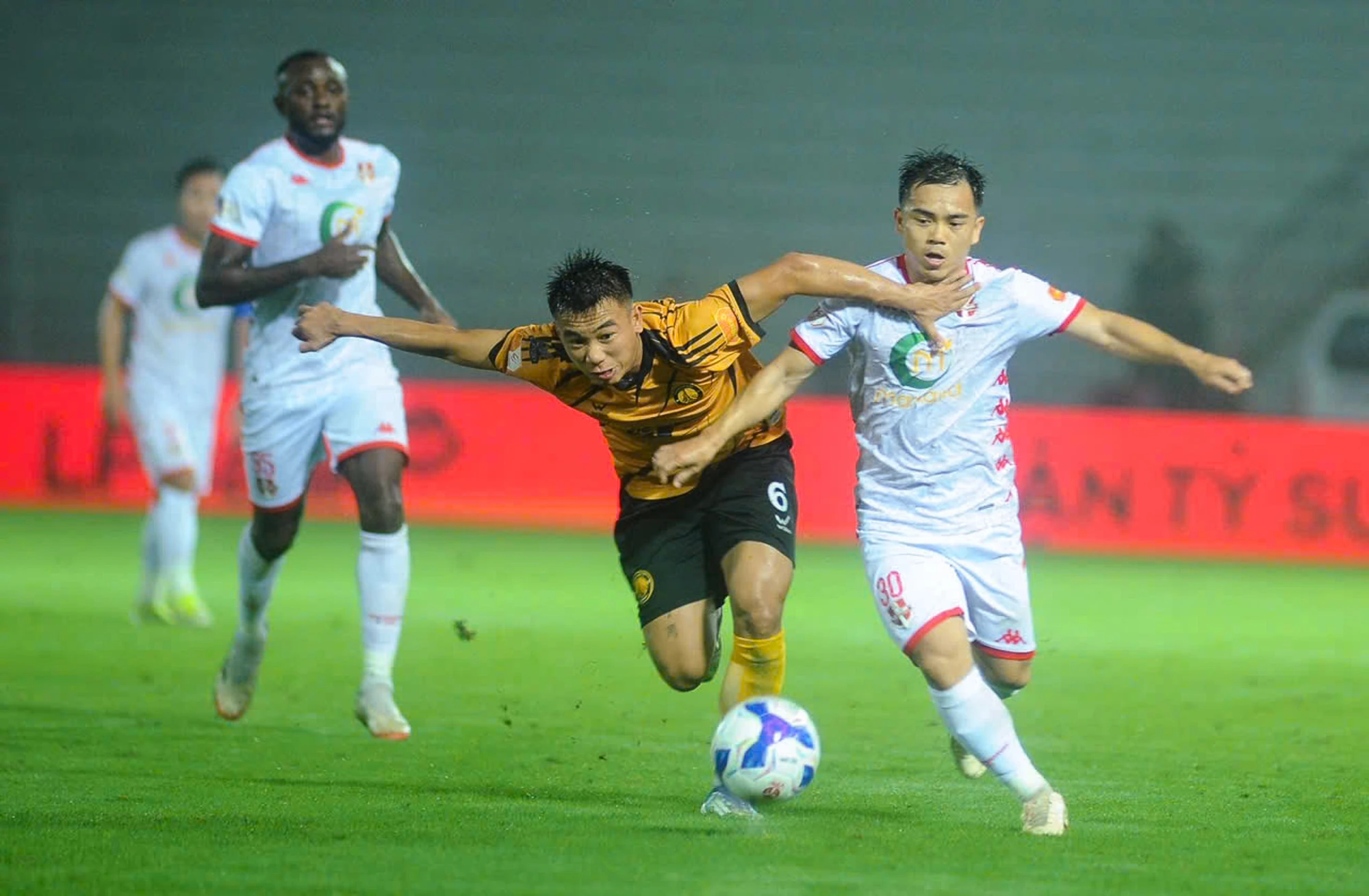 Rượt đuổi tỉ số nghẹt thở, Đông Á Thanh Hóa giành 1 điểm quý giá tại sân Lạch Tray