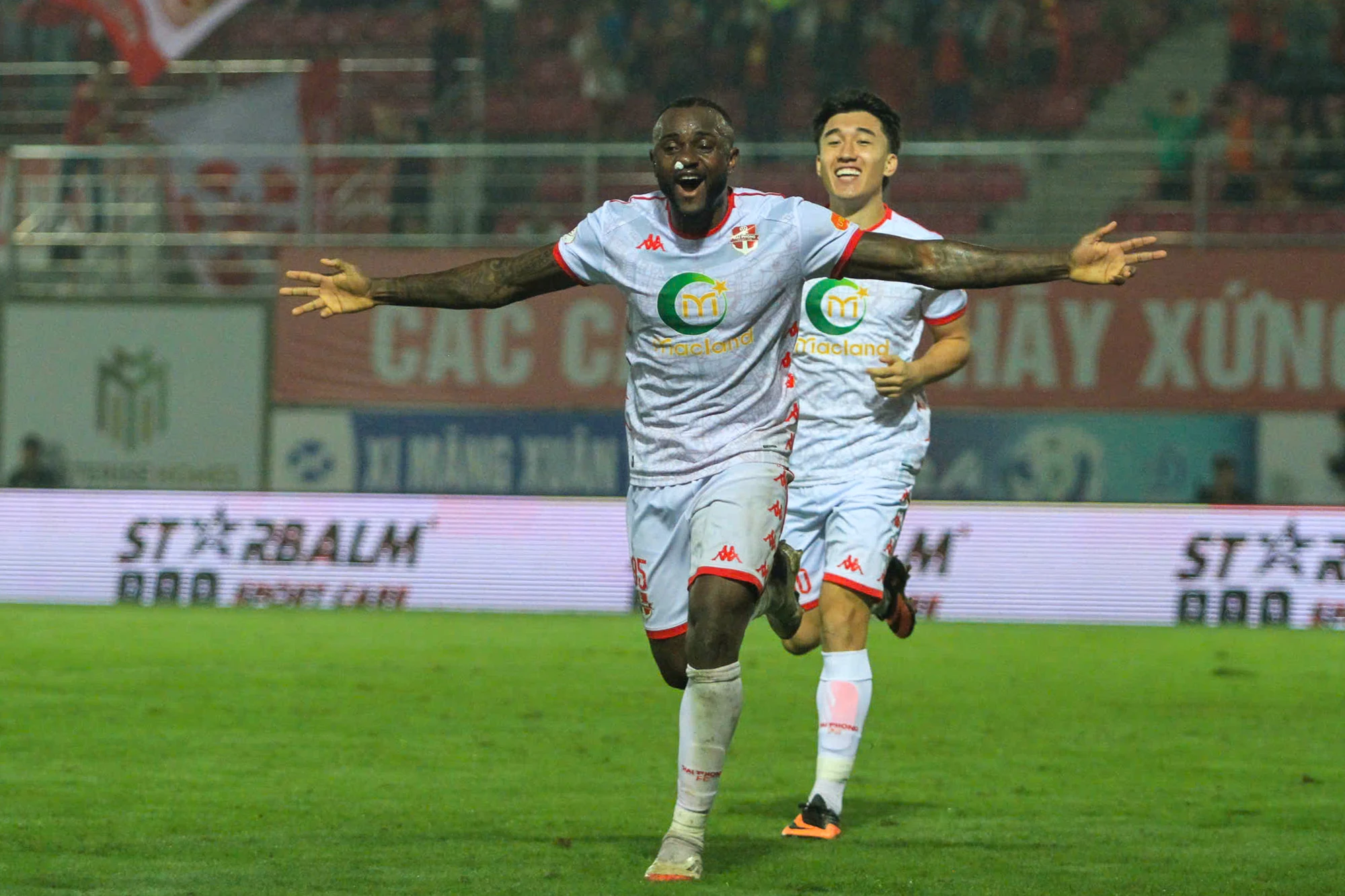 Rượt đuổi tỉ số nghẹt thở, Đông Á Thanh Hóa giành 1 điểm quý giá tại sân Lạch Tray