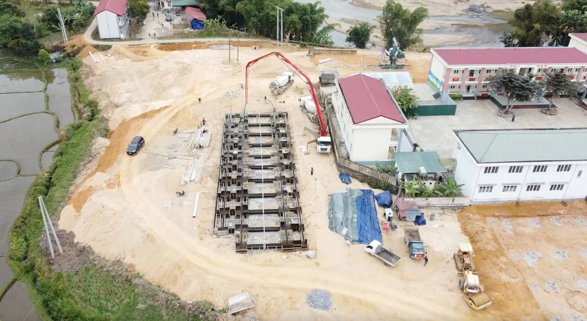 Đẩy nhanh tiến độ thi công các trường nội trú liên cấp