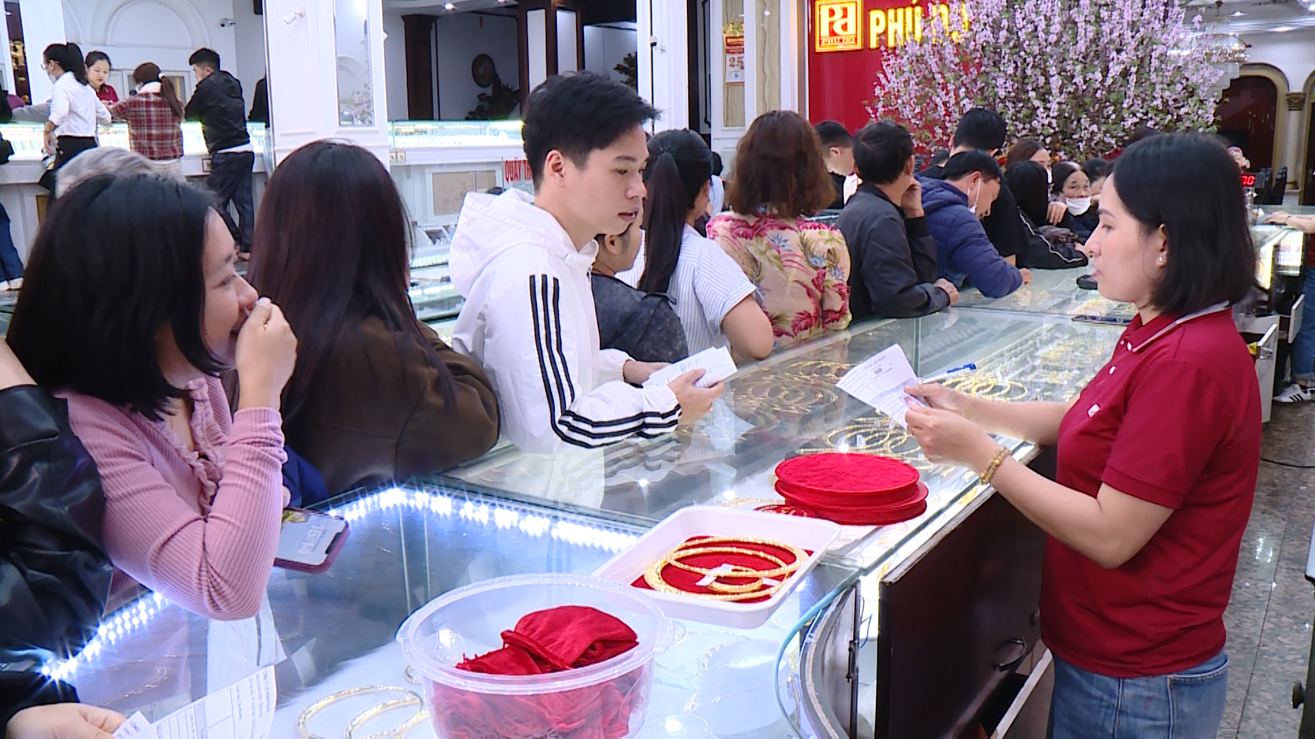 Sôi động cảnh mua vàng cầu may ngày “Vía Thần Tài”