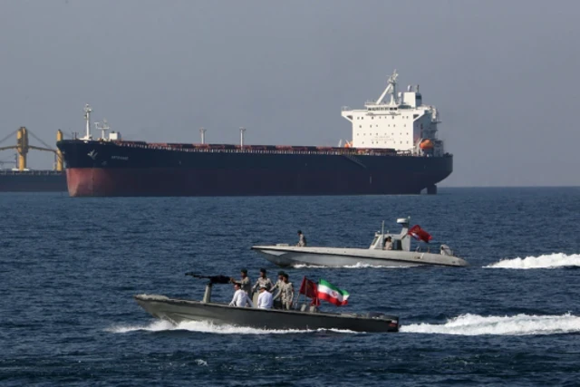 Căng thẳng Trung Đông leo thang, vận tải qua eo biển Hormuz gián đoạn, giá dầu có thể vượt 100 USD/thùng