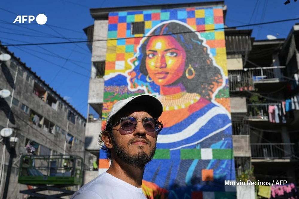 Tranh tường từ 100.000 nắp nhựa tái chế lập kỷ lục thế giới