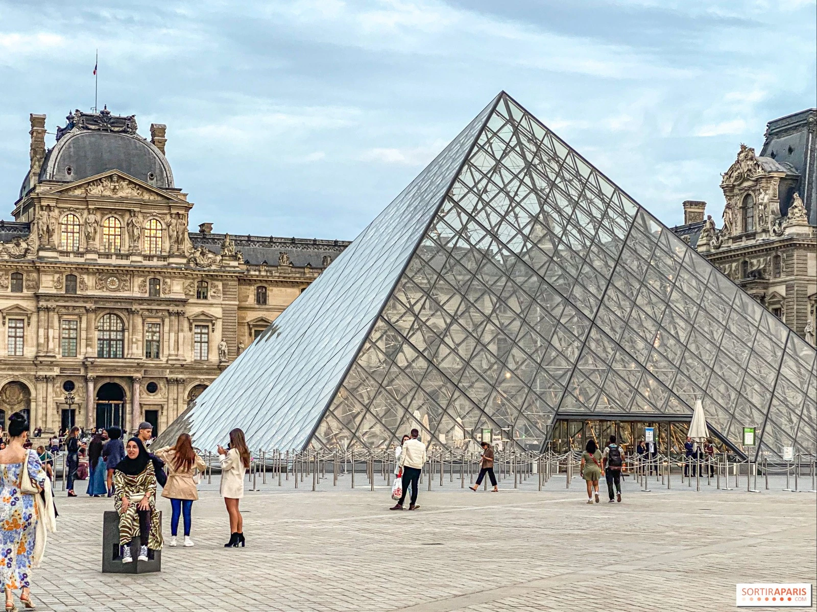 Giám đốc Bảo tàng Louvre từ chức do áp lực liên quan vụ trộm chấn động thế giới