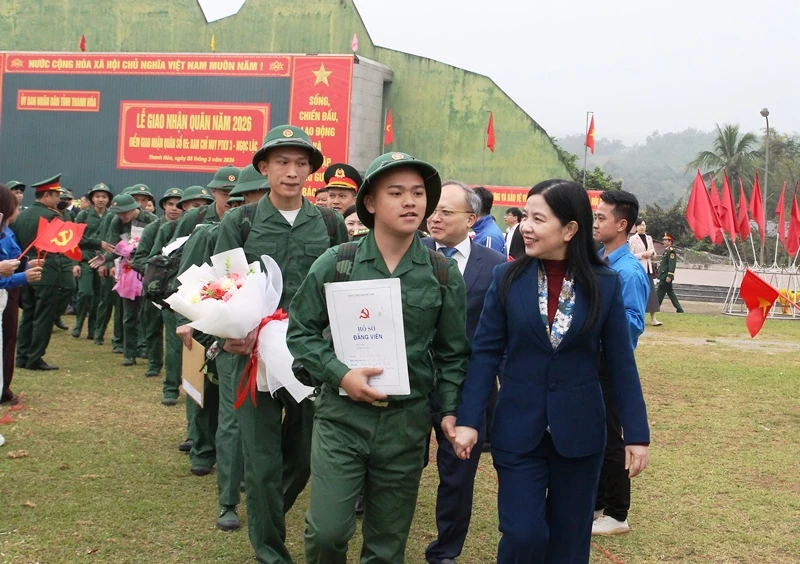 Thanh niên các địa phương hăng hái lên đường nhập ngũ