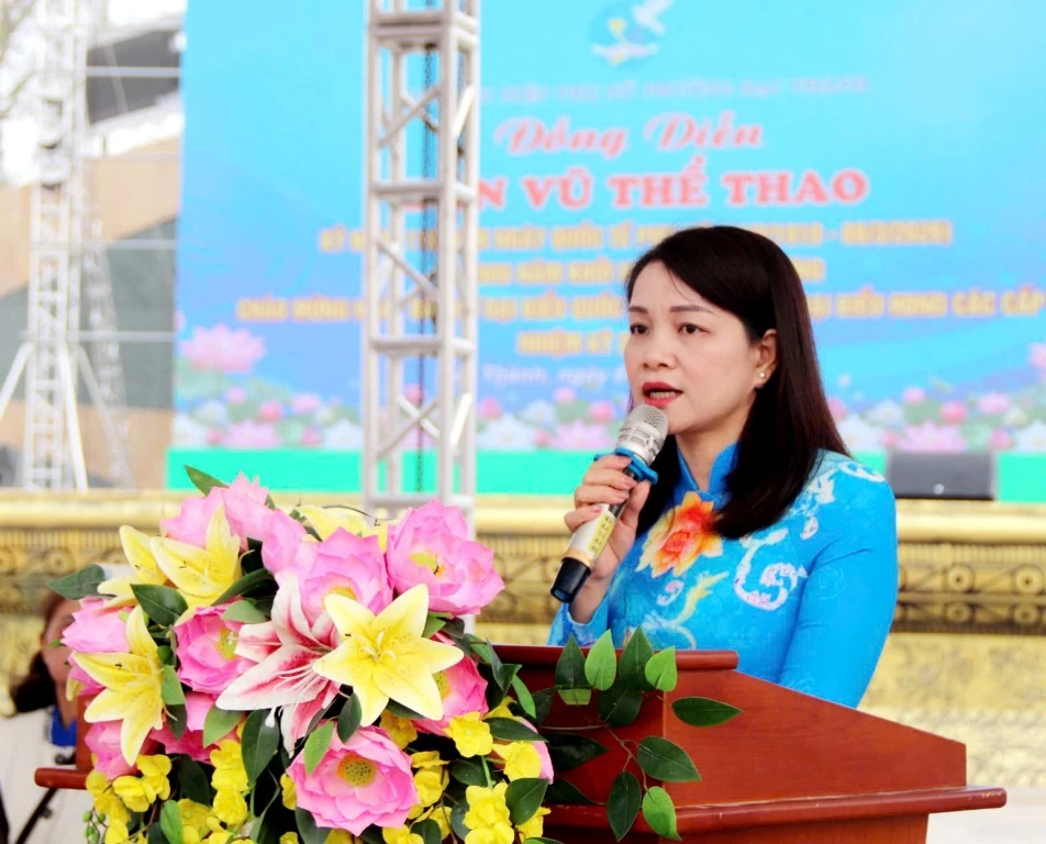 Hơn 700 phụ nữ phường Hạc Thành đồng diễn dân vũ kỷ niệm ngày Quốc tế Phụ nữ 8/3