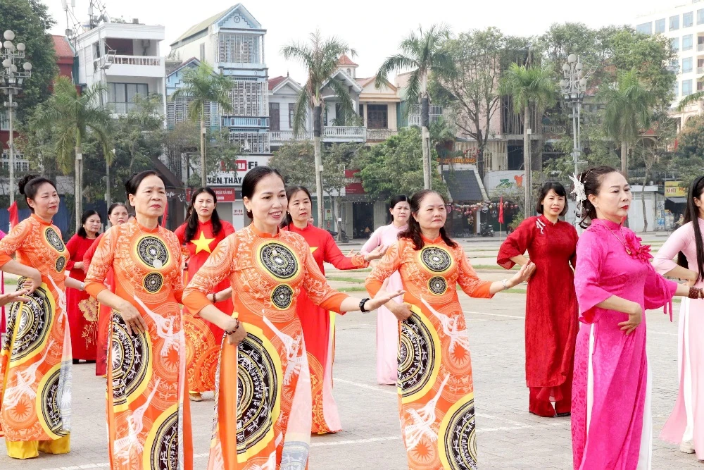 Hơn 700 phụ nữ phường Hạc Thành đồng diễn dân vũ kỷ niệm ngày Quốc tế Phụ nữ 8/3