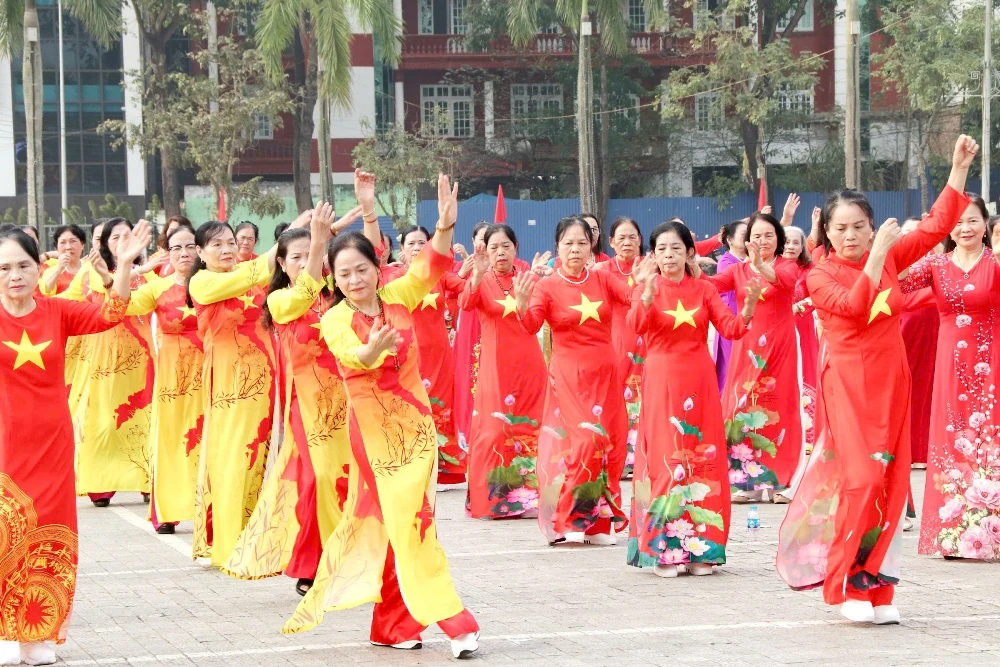 Hơn 700 phụ nữ phường Hạc Thành đồng diễn dân vũ kỷ niệm ngày Quốc tế Phụ nữ 8/3