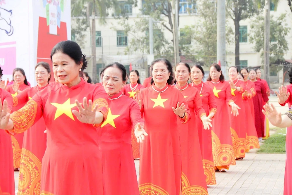 Hơn 700 phụ nữ phường Hạc Thành đồng diễn dân vũ kỷ niệm ngày Quốc tế Phụ nữ 8/3