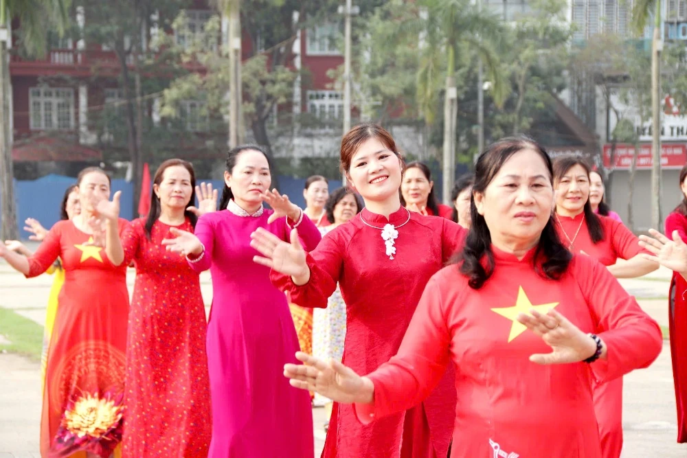 Hơn 700 phụ nữ phường Hạc Thành đồng diễn dân vũ kỷ niệm ngày Quốc tế Phụ nữ 8/3