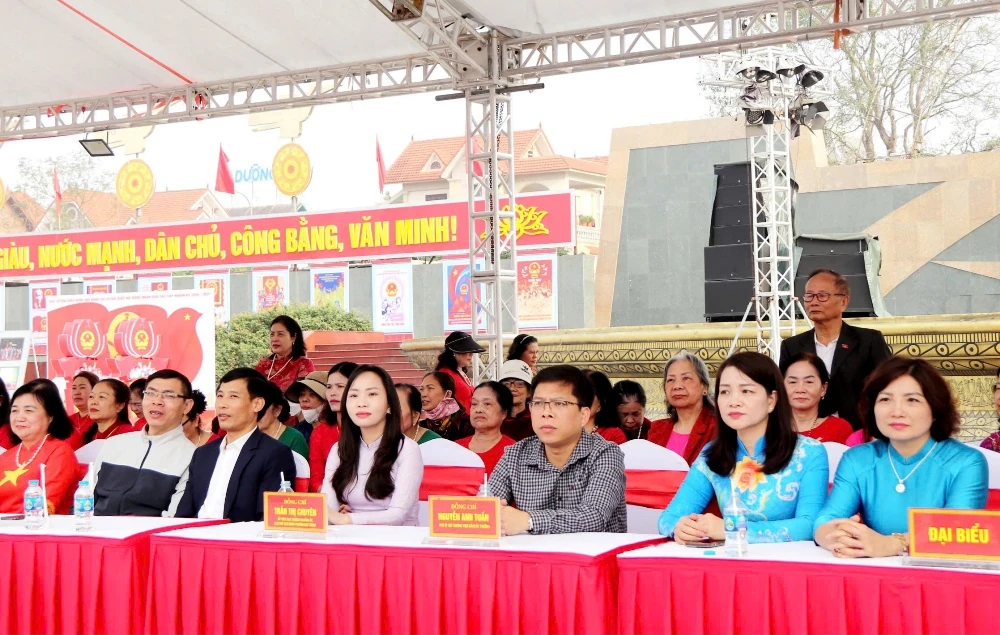 Hơn 700 phụ nữ phường Hạc Thành đồng diễn dân vũ kỷ niệm ngày Quốc tế Phụ nữ 8/3