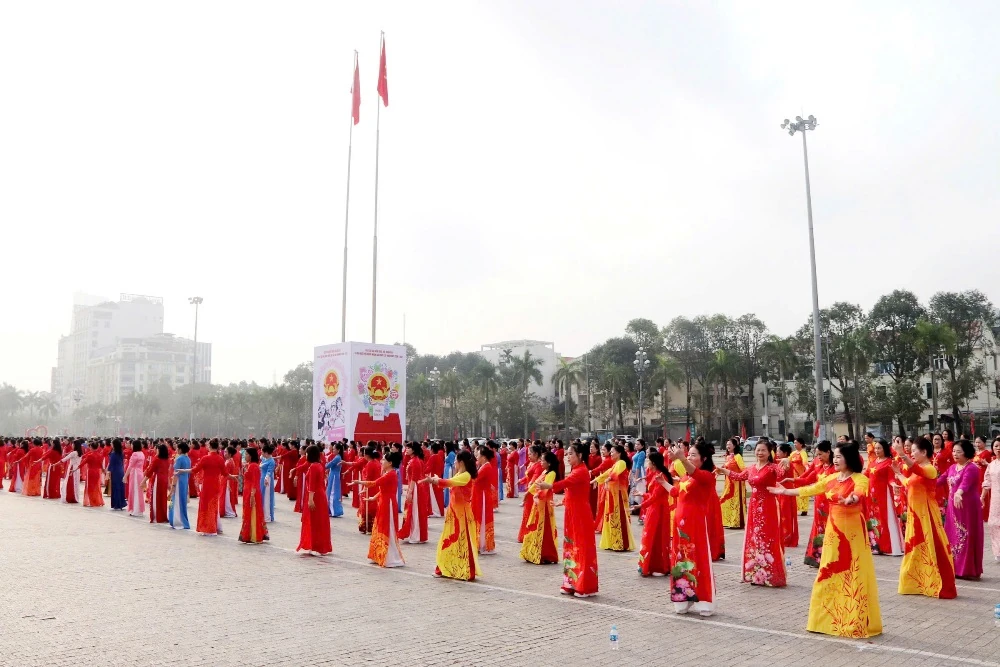 Hơn 700 phụ nữ phường Hạc Thành đồng diễn dân vũ kỷ niệm ngày Quốc tế Phụ nữ 8/3