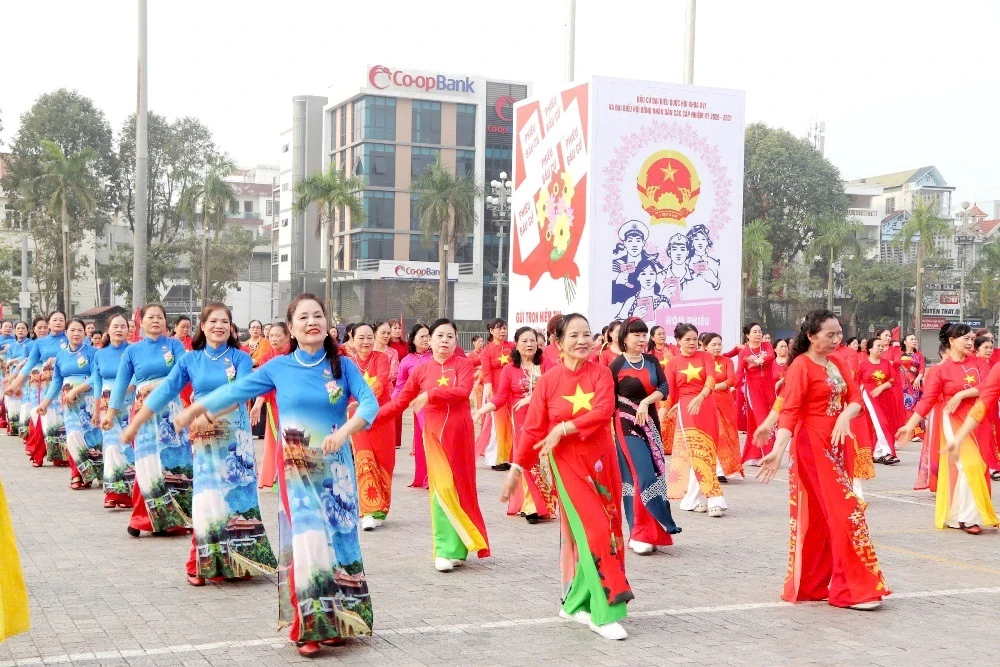 Hơn 700 phụ nữ phường Hạc Thành đồng diễn dân vũ kỷ niệm ngày Quốc tế Phụ nữ 8/3