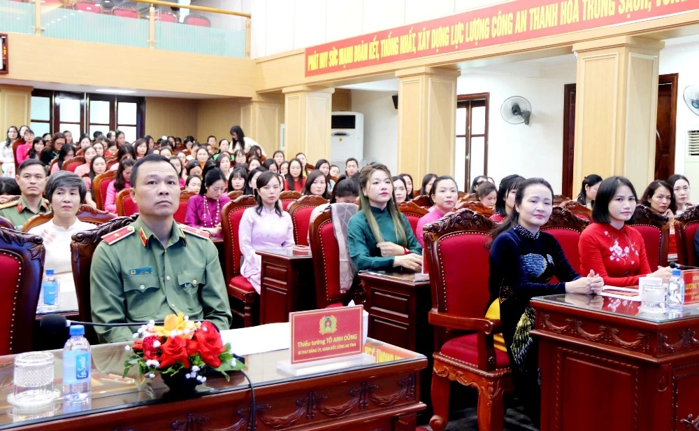 Nâng cao kỹ năng giao tiếp, xây dựng hình ảnh đẹp phụ nữ Công an Thanh Hóa