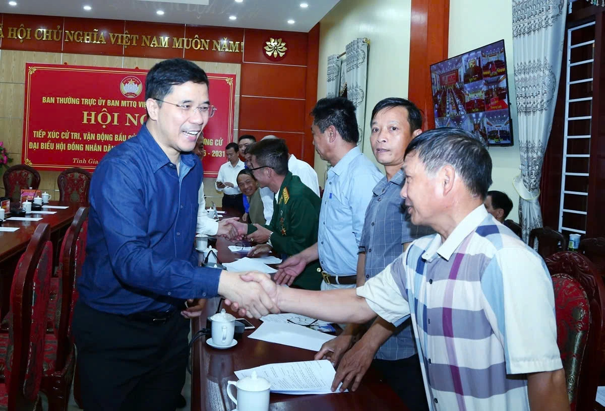 Phó Bí thư Thường trực Tỉnh ủy Nguyễn Hồng Phong và các ứng cử viên đại biểu HĐND tỉnh vận động bầu cử tại đơn vị bầu cử số 24